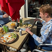 024 De snackbar was het enige wat open was 
